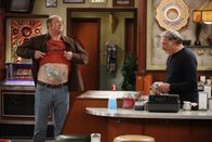 Superior Donuts – Selbst Arthur (Judd Hirsch, r.) ist immer wieder erstaunt, was für sonderbare Ideen Tush (David Koechner, l.) hat ...
