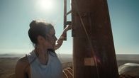 Fall – Becky (Grace Caroline Currey) hat die Plattform unter der Spitze des ehemaligen Fernsehturms erreicht.