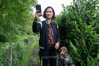 SOKO Potsdam – Pauline Hobrecht (Agnes Decker) trifft am Tatort ein, jedoch ist es schwierig den genauen Standort zu finden, den Tamara ihr geschickt hat. Neugierig kommt der Gartennachbar Wolfgang Gerster (Paul Faßnacht) ums Eck.