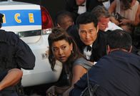 Hawaii Five-0 – Kono (Grace Park, M.l.) und Chin (Daniel Dae Kim, M.r.) ermitteln Undercover und können sich auf einer Party, auf der angeblich auch Raubkunst gehandelt wird, einschleichen. Doch plötzlich gerät die Situation außer Kontrolle und es kommt zur Geiselnahme ...