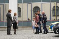 Der Alte – Die kleine Nikola (Greta Perone, 4.v.r.) ist hin und her gerissen zwischen ihrer Mutter Judith Merat (Lilly Wiedemann, 3.v.r.) und ihrer Großmutter Karla Palme (Petra Zieser, 2.v.l.), wie Caspar Bergmann (Thomas Heinze, l.) beobachten muss. (Komparsen im Bild)