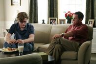 Desperate Housewives – Zach (Cody Kasch, l.) kehrt nach Hause zurück, doch Paul (Mark Moses, r.) verschweigt ihm, dass Mike sein leiblicher Vater ist ...