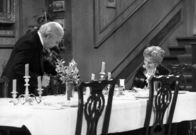 Dinner for One oder Der neunzigste Geburtstag – Freddie Frinton als Diener James und May Warden als alleinspeisende alte Dame Miss Sophie.