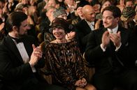 Babylon Berlin – Die Filmschauspielerin Esther Kasabian (Meret Becker, Mitte) mit ihrem Mann, der "Armenier" (Mišel Matičevićs) und seinem Partner Walter Weintraub (Ronald Zehrfeld, re.) bei der Filmpremiere von "Dämonen der Finsternis"