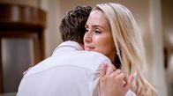 Sturm der Liebe – Larissa (Viven Wulf, r.) hat gemischte Gefühle, als sie merkt, wie erleichtert Henry (Elias Reichert, l.) wegen Maxi ist.