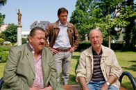 Die Rosenheim-Cops – Kann Siegfried Dankl (Dietz-Werner Steck, r.) den Cops Korbinan Hofer (Joseph Hannesschläger, l.) und Christian Lind (Tom Mikulla, M.) wertvolle Hinweise geben?