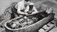 Verflucht - Große Legenden der Geschichte – November 1922: Der britische Archäologe Howard Carter öffnet das Grab von Tutanchamun.