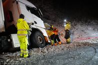 Ice Road Rescue - Extremrettung in Norwegen – Die Besatzung befestigt das Seil der Rettungswagenwinde am Fahrgestell an der Vorderseite des Lastwagens. (National Geographic)