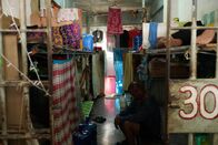 Überleben hinter Gittern (ZDFinfo) – Bis zu zehn Insassen teilen sich eine etwa zwanzig Quadratmeter große Zelle im Hochsicherheitsgefängnis von Cebu City – und nur eine Toilette. Die Zellen sind eng, überfüllt und die hygienischen Zustände oft mangelhaft.