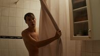 Cryptid – Niklas (Julius Fleischanderl) fühlt sich beobachtet.