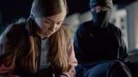 Ninja Nanny – Christa (Dana Goldeberg, li.) vertraut einem der Ninjas (Gina Spadaro, re.) ihre Sorgen an.