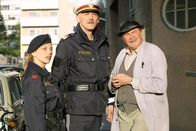 Oben ohne – (v.li.): Martina Schwab (Arabella Hürner), Manfred Dungl (Traugott Pimpf), Ernst Konarek (Otto Schratt).