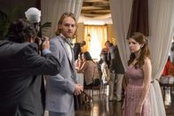 Table 19 - Liebe ist fehl am Platz – Wyatt Russell (Teddy), Anna Kendrick (Eloise McGarry).
