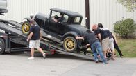 Fast N' Loud – Tony Taylor beobachtet, wie KC Mathieu, Mike Coy, Dustin DeLeon und mehrere andere Gas Monkies beim Ausladen des 1931 Model A helfen.