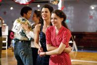 Gilmore Girls – Lorelai (Lauren Graham, l.) will unbedingt den diesjährigen Tanzmarathon gewinne, als sie jedoch keinen Partner findet, muss Rory (Alexis Bledel, r.) herhalten ...