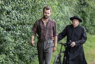 Father Brown – Sid Carter (Alex Price, l.) und Father Brown (Mark Williams, r.) versuchen, die Unschuld von Pat Lochlin zu beweisen.