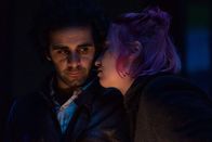 WIR – Emre (Erol Afsin) und Katha (Bineta Hansen) kommen sich näher.