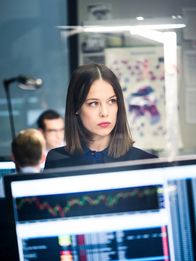 Bad Banks – Jana Liekam (Paula Beer) steht vor einer großen, beruflichen Herausforderung...