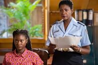 Death in Paradise – Naomi Thomas (Shantol Jackson, l.) und Darlene (Ginny Holder, r.) entdecken Drohbriefe und setzen alles daran, den Absender zu entlarven.