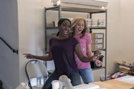 Queenpins – JoJo (Kirby Howell-Baptiste, l.); Connie (Kristen Bell, r.)