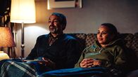 Professor T – Herman Donckers (Ben Onwukwe) und Lisa Donckers (Emma Naomi)