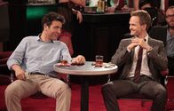 How I Met Your Mother – Männerabend: Ted (Josh Radnor, l.) und Barney (Neil Patrick Harris, r.) ...