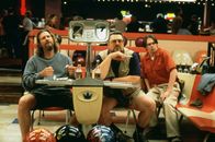 The Big Lebowski – Vertreiben sich ihre Zeit beim Bowlen: Jeff Lebowski (Jeff Bridges, l.), Walter Sobchak (John Goodman, M.) und Donny Kerabatsos (Steve Buscemi, r.) ...
