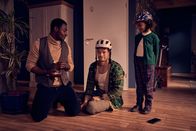 Vierwändeplus – Martin (Alexander Prince Osei, l.) gehen langsam die Pflaster aus: Aber Emma (Mary Amber Oseremen Tölle, r.), selbst leidgeprüft, hat einen Überlebens-Tipp für Freddie (Eugen Bauder, M.).