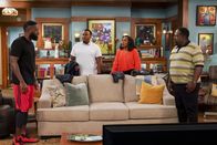 The Neighborhood – (v.l.n.r.) Malcolm Butler (Sheaun McKinney); Marty Butler (Marcel Spears); Tina Butler (Tichina Arnold); Calvin Butler (Cedric the Entertainer)