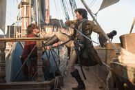Black Sails – Flint flüchtet sich mit Silver und den überlebenden Piraten derweil auf Rackhams (Toby Schmitz, r.) Schiff, das gerade rechtzeitig bei der Insel eintrifft. Sie wollen Rogers gefangen nehmen. Wird es ihnen gelingen?; Flint flüchtet sich mit Silver und den überlebenden Piraten derweil auf Rackhams (Toby Schmitz, r.) Schiff, das gerade rechtzeitig bei der Insel eintrifft. Sie wollen Rogers gefangen nehmen. Wird es ihnen gelingen?
