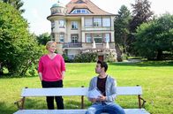 WaPo Bodensee – ARD WAPO BODENSEE FOLGE 43, "Haus Uhr im ERSTEN. Jakob Frings ( Max König, r.) ist geschockt und wird von seiner Chefin Nele Fehrenbach (Floriane Daniel, l.) getröstet. Seine Freundin wurde tot aus dem Bodensee geborgen.