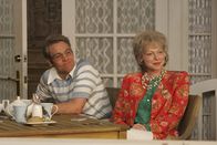 How I Met Your Mother – Ted (Josh Radnor, l.) und Karen (Laura Prepon, r.) als Rentner gemeinsam Bridge spielend auf der Veranda? Nein, danke!; Ted (Josh Radnor, l.) und Karen (Laura Prepon, r.) als Rentner gemeinsam Bridge spielend auf der Veranda? Nein, danke!