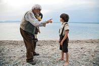 Pinocchio – Am Ende wird aus der Holzfigur Pinocchio ein richtiger Junge aus Fleisch und Blut (Aaron Kissiov). Hier mit Geppetto (Mario Adorf).