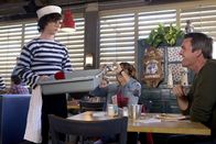 The Middle – Axl (Charlie McDermott, l.) kann sich für seinen Job nur wenig begeistern, während Frankie (Patricia Heaton, M.) und Mike (Neil Flynn, r.) mit Enthusiasmus bei der Sache sind ...