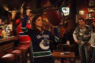 How I Met Your Mother – Robin (Cobie Smulders, vorne), die Kanadierin ist etwas anderes als die anderen ...
