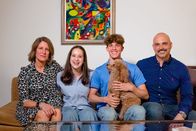 Dok 1 – v.l.) bekommt von seiner Familie jede Unterstützung, um Schule und Sport vereinbaren zu können - sogar der Hund kommt zu jedem Match.