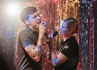 Californian Commando – Van Hamilton (Kian Lawley, l.); Minttu (Wenla Reimaluoto, r.)