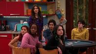Victorious – L-R: Cat Valentine (Ariana Grande), Andre Harris (Leon Thomas III), Tori Vega (Victoria Justice), Beck Oliver (Avan Jogia), Jade West (Elizabeth Gillies), Robbie Shapiro (Matt Bennett)