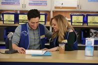 Superstore – Jonah (Ben Feldman, l.); Kelly (Kelly Stables, r.)