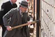Father Brown – Inspector Mallory (Jack Deam) will die eingesperrten Gäste befreien.