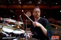 Im Gleichschritt - Klassik meets Performance – Der Film stellt den Electro-Komponisten Arandel anhand dessen Arbeit an Werken Johann Sebastian Bachs vor.
