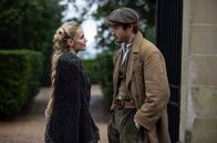 Der Basar des Schicksals – Alice de Jeansin (Camille Lou, l.) und Victor Minville (Victor Meutelet).