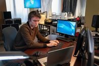 The Bank Hacker – Jeremy (Tijmen Govaerts) steht unter großem Druck. Er führt einen Hackerangriff durch, bei dem einige Probleme auftreten.