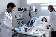 Atlanta Medical – (v.l.n.r.) Dr. Conrad Hawkins (Matt Czuchry); Mary Lawson (Molly Kunz); Nicolette Nevin (Emily VanCamp)
