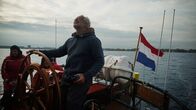 Helden der See – Dick und seine Frau Lotta haben sich mit dem Kauf der rund 130 Jahre alten „De Albertha“ einen Lebenstraum erfüllt und es dürfen auf dem 1891 in den Niederlanden gebauten Schiff auch die 14 Passagiere mit anpacken.