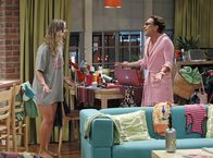 The Big Bang Theory – Als die NASA Howards Mission verschiebt, werden seine gesamten Hochzeitspläne gefährdet. Währenddessen sagt Leonard (Johnny Galecki, r.) etwas zu Penny (Kaley Cuoco, l.), das sie sehr überrascht ...