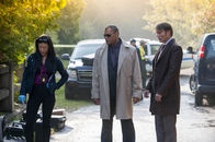 Hannibal – Nachdem Will als Berater nicht mehr zur Verfügung steht, bauen Beverly (Hettienne Park, l.) und Jack (Laurence Fishburne, M.) ausgerechnet auf die fachkundige Auskunft von Hannibal (Mads Mikkelsen, r.) ...