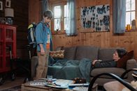 Der Bergdoktor – Elias Kofler (Sammy Schrein) fühlt sich für seine Mutter Melanie Kofler (Monika Wegener) verantwortlich.