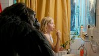 Lena & Benedict – Lena (Isa Jansen) bringt Benedict (Yaron Mesika) die Grundregeln der Körperpflege bei.