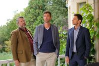 Die Rosenheim-Cops – Der Neffe (René Oltmanns, M.) der Verstorbenen benötigt dringend Geld und hat deshalb seine Tante umgebracht, vermuten Stadler (Dieter Fischer, l.) und Hansen (Igor Jefti?, r.).